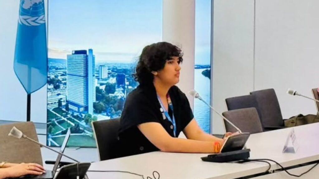 Menina ativista indiana, Prasiddhi Singh, sentada à mesa de conferência da ONU na Alemanha, participando da sessão “Road to COP30 Brasil” sobre ação climática global.
