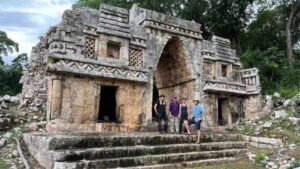 Ruínas maias em Labna com pesquisadores, ligadas ao estudo da seca extrema maia