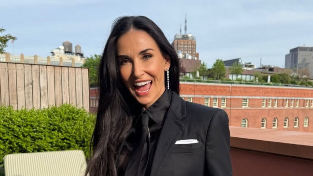 Demi Moore sorrindo após tratamentos dermatológicos não invasivos.