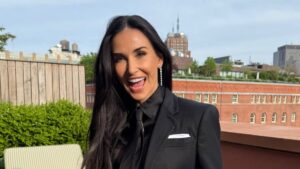 Demi Moore sorrindo após tratamentos dermatológicos não invasivos.