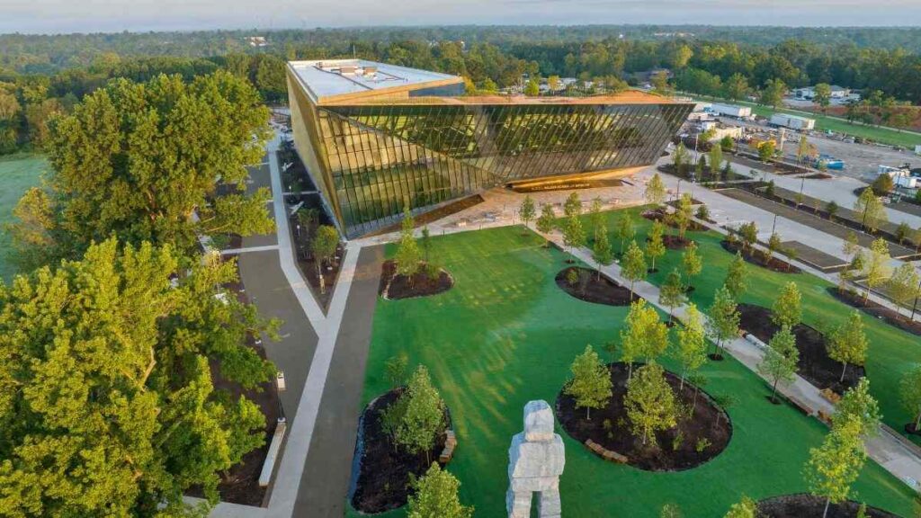 Campus sustentável da universidade de medicina gratuita de Alice Walton, integrado à natureza