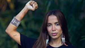 Anitta ergue o braço em gesto de apoio durante visita ao Xingu, reforçando a visibilidade indígena.