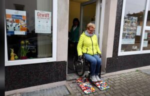 Rita Ebel, conhecida como “Vovó Lego”, que constrói rampas acessíveis com blocos de Lego em Hanau, Alemanha.