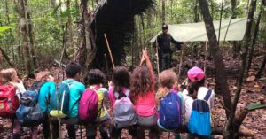 crianças acampando na floresta amazônica em atividade educativa