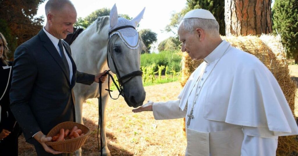Papa Francisco em atividade agroecológica no Vaticano durante inauguração do Borgo Laudato Si’