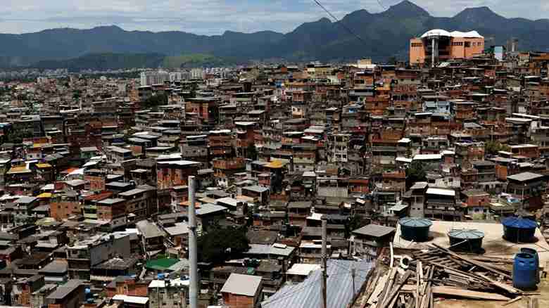 “Vista de uma comunidade urbana no Rio de Janeiro, cenário onde a digitalização nas favelas ganha força e gera novas oportunidades.”