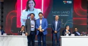 Representantes do Grupo New recebem o ESG Award em reconhecimento às práticas de sustentabilidade, diversidade e inclusão.