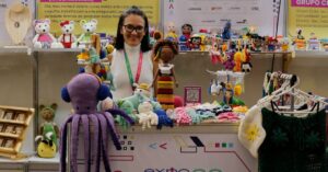 Expositora apresenta artesanato na Expo Favela Ceará 2025 em Fortaleza