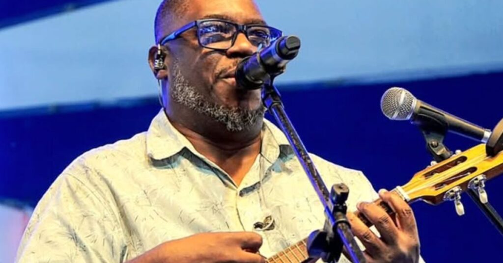 Gilsinho da Portela cantando e tocando cavaquinho em apresentação