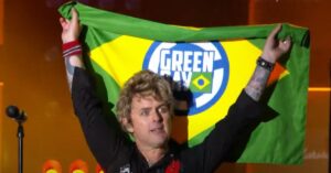 Vocalista do Green Day se apresenta no The Town 2025 em São Paulo, iluminado por refletores de palco, em show marcado por energia e emoção.