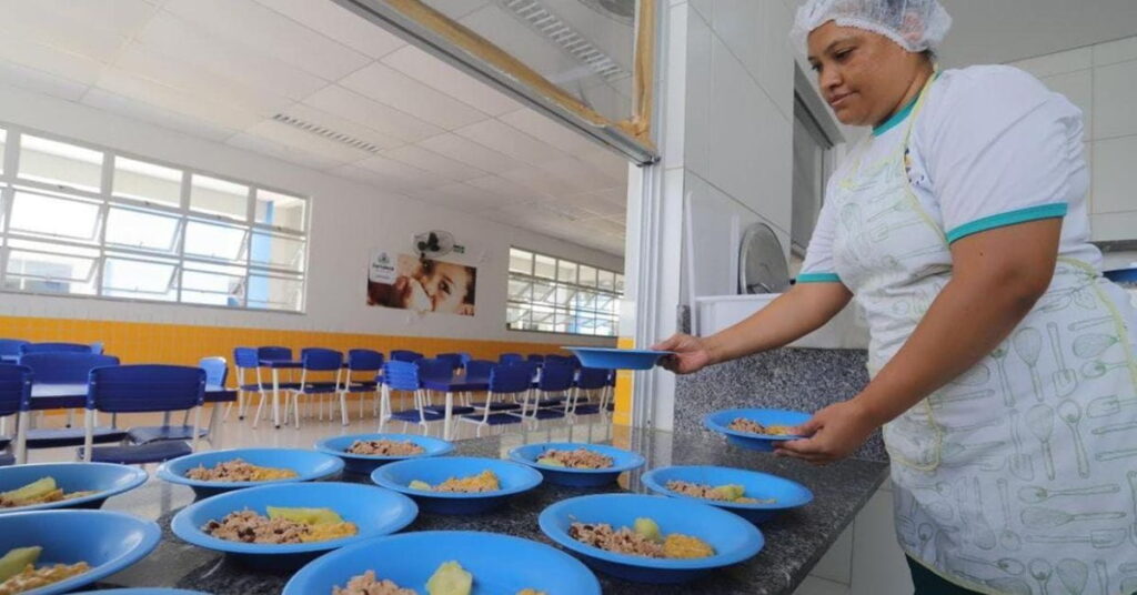 Merenda escolar no Ceará com pratos mais saudáveis servidos a estudantes