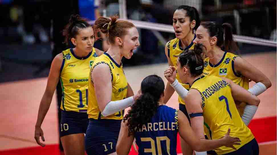 Mundial de vôlei feminino -Atletas da seleção brasileira de vôlei feminino celebram em quadra após vitória contra a França, garantindo vaga na semifinal do Mundial.