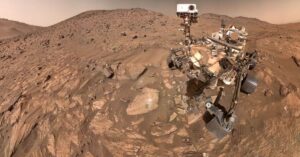 NASA encontra sinais promissores de vida em Marte - O rover Perseverance, da NASA, tirou uma selfie em Marte em 23 de julho de 2024. A rocha “Cheyava Falls”, ao lado esquerdo, apresenta sinais tentadores de possível vida microbiana antiga.