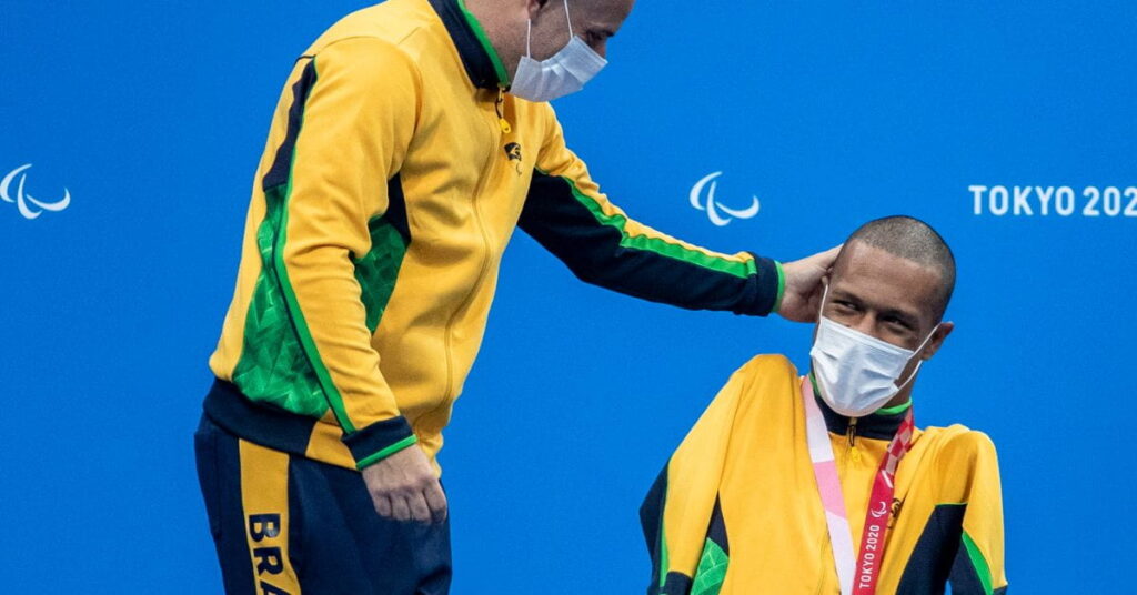 Gabriel Geraldo comemora com a medalha de prata no peito durante o Mundial de Natação Paralímpica, representando o Brasil.