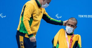 Gabriel Geraldo comemora com a medalha de prata no peito durante o Mundial de Natação Paralímpica, representando o Brasil.
