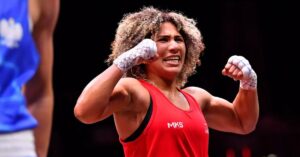 Rebeca Lima comemora título mundial de boxe em Liverpool