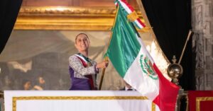 Presidente Claudia Sheinbaum celebra redução da pobreza no México com bandeira nacional
