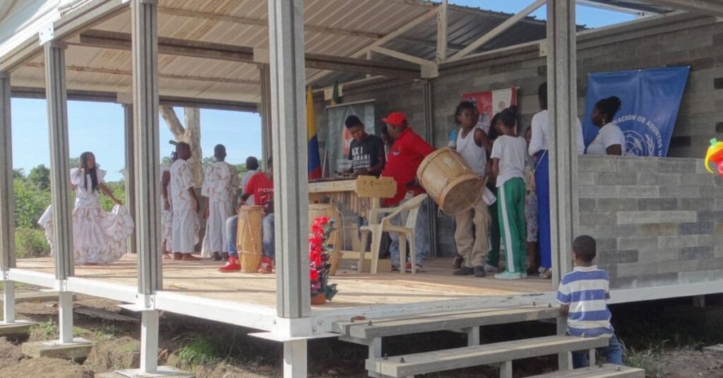 Comunidade em escola construída com tijolos de plástico reciclado na Colômbia.