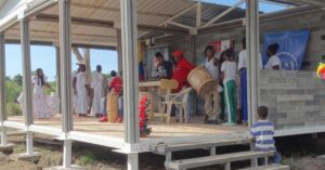Comunidade em escola construída com tijolos de plástico reciclado na Colômbia.