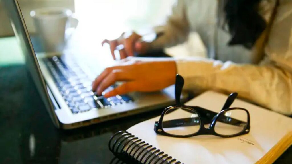 Ilustração de tecnologia de IA conectando candidatos e empresas no Tinder do emprego, simbolizando inovação no mercado de trabalho brasileiro.