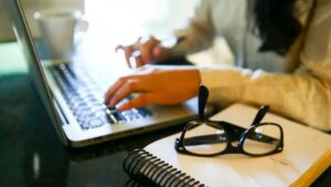 Ilustração de tecnologia de IA conectando candidatos e empresas no Tinder do emprego, simbolizando inovação no mercado de trabalho brasileiro.