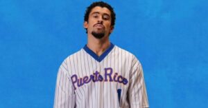 Bad Bunny com camisa de Puerto Rico em fundo azul