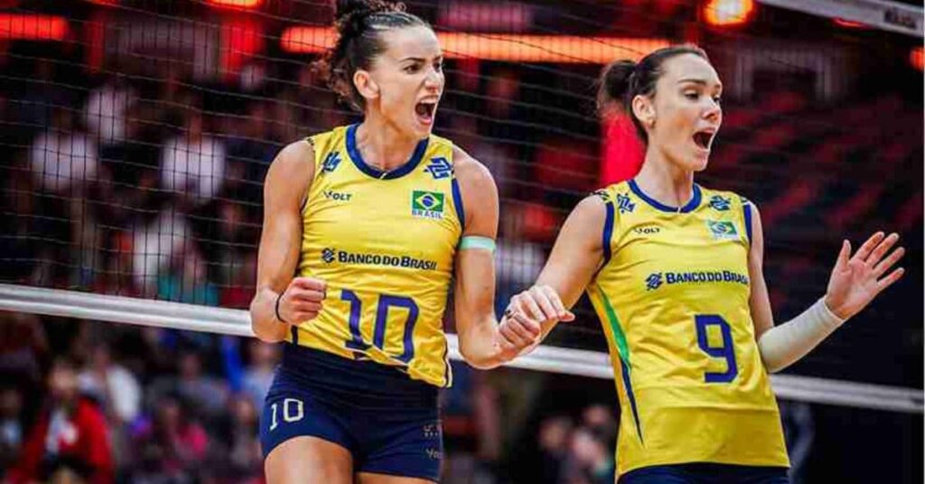 Jogadoras brasileiras comemoram o bronze do Brasil no vôlei após vitória sobre o Japão no Mundial feminino.