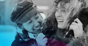 Duas pessoas sorrindo em um momento de convivência, simbolizando a felicidade mundial