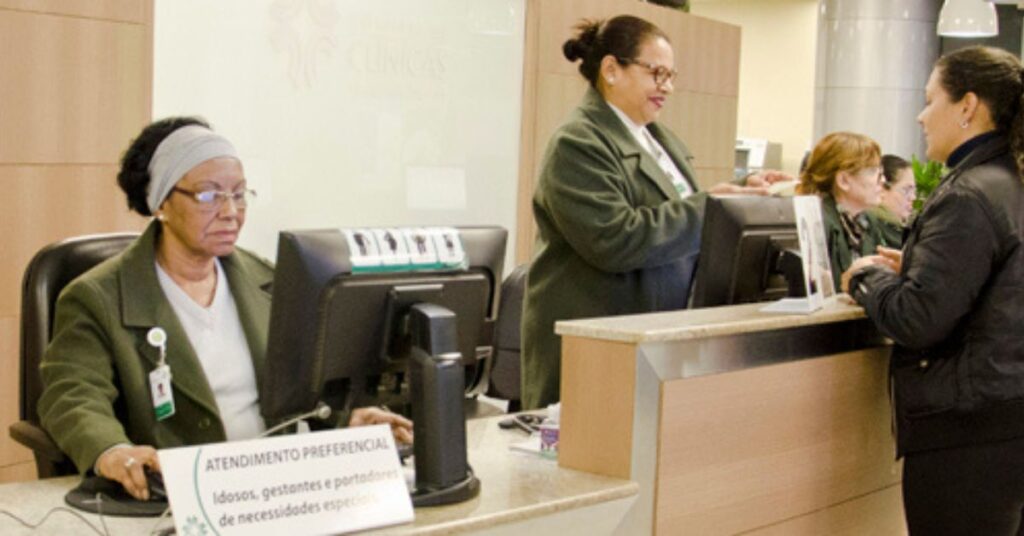 Recepção do Hospital de Clínicas de Porto Alegre, eleito o melhor hospital público da América Latina