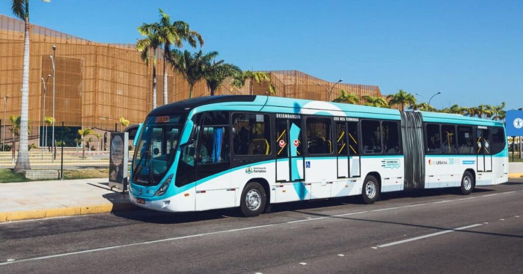 Frota sustentável de ônibus em Fortaleza com redução de poluentes