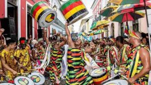 Olodum em Paris será representado na Lavagem de Madeleine 2025, com tambores coloridos e trajes pan-africanistas que remetem às raízes do grupo em Salvador.