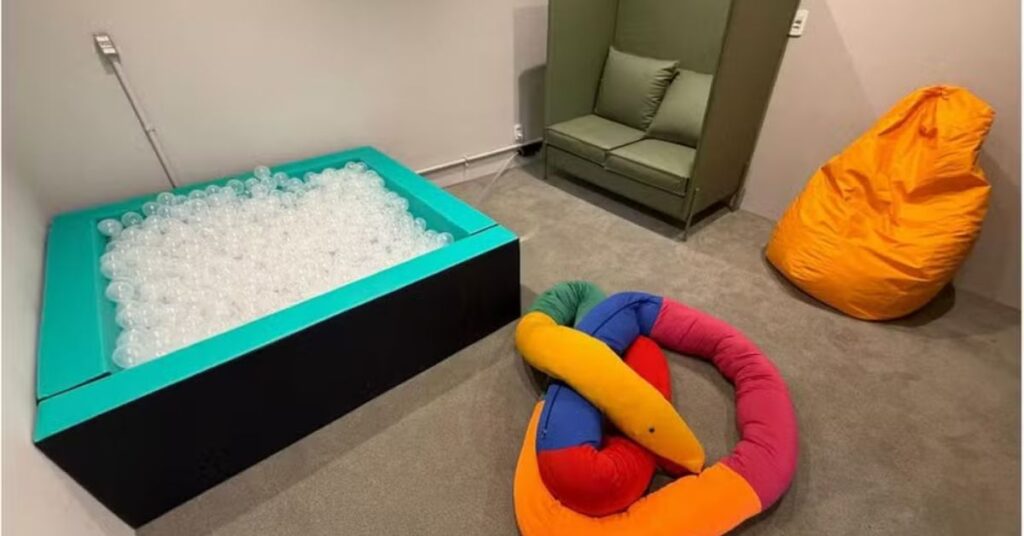 Pessoa com deficiência em espaço sensorial do Museu do Amanhã no Rio