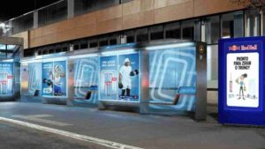 Ativação interativa do Red Bull na Av. Paulista com vending machine que libera latas de Red Bull Zero após desafio fitness.