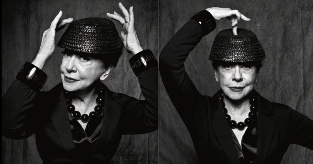 Fernanda Montenegro posa com elegância aos 96 anos, usando chapéu preto e colar de contas.