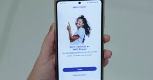 Pessoa segura um celular mostrando a tela inicial do Aplicativo do MEC para o Enem.