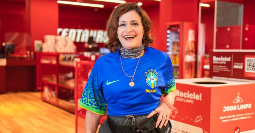 Profissional 50+ sorrindo em loja da Centauro, representando as oportunidades 50+ da Centauro.