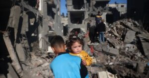 Crianças palestinas entre escombros após o cessar-fogo em Gaza