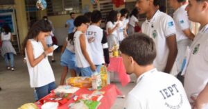 Alunos participam de atividade sobre educação financeira nas escolas públicas brasileiras