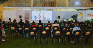 público assiste a sessão do Festival de filmes científicos ao ar livre no Espírito Santo