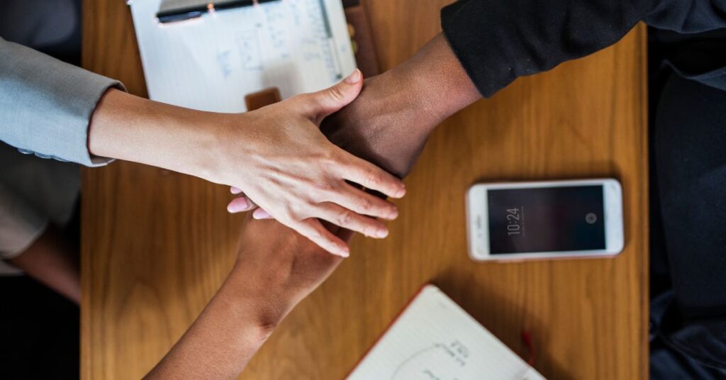 Colaboradores da M. Dias Branco unidos em gesto de parceria e ética corporativa.