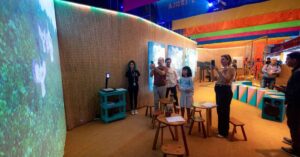 Visitantes interagem com projeções e obras imersivas no Museu das Amazônias, em Belém, legado cultural da COP30.