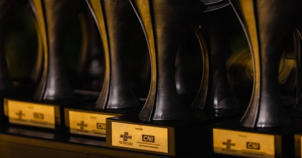 Troféus do Prêmio Nacional de Inovação 2025 organizados para cerimônia da CNI e do Sebrae