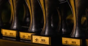 Troféus do Prêmio Nacional de Inovação 2025 organizados para cerimônia da CNI e do Sebrae