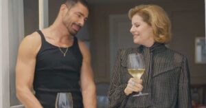 Cena de suspense do remake de Vale Tudo com dois personagens brindando com vinho