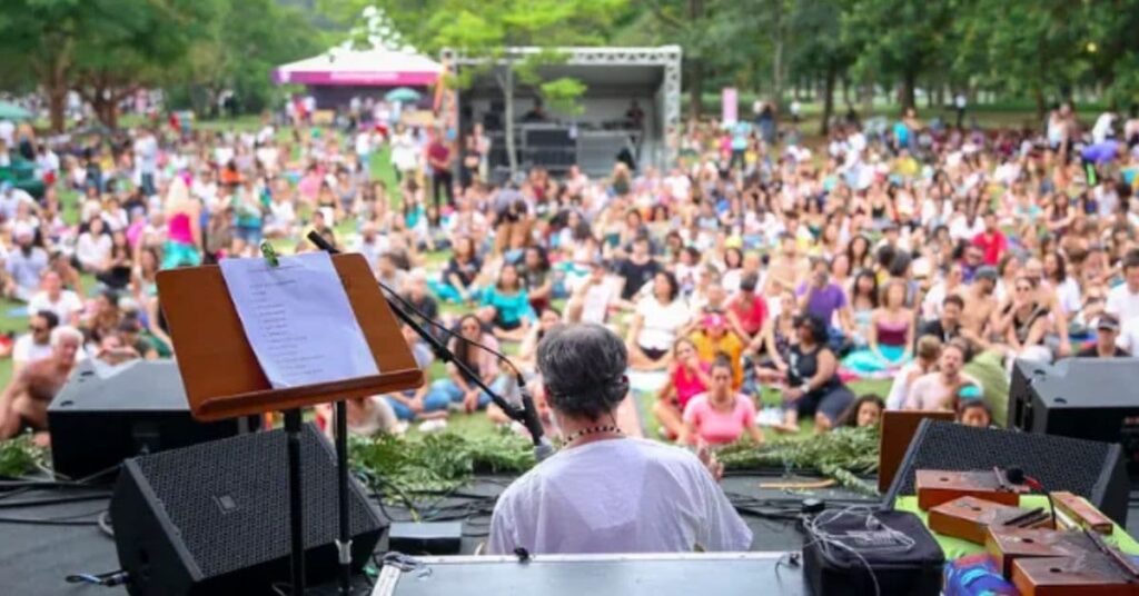 público participa de meditação coletiva durante a Virada Zen 2025 no Parque Ibirapuera