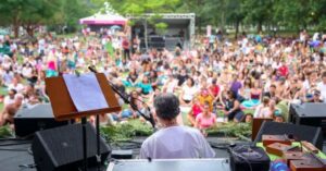 público participa de meditação coletiva durante a Virada Zen 2025 no Parque Ibirapuera