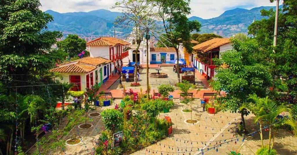 Vila colorida cercada por montanhas representa a beleza da Colômbia