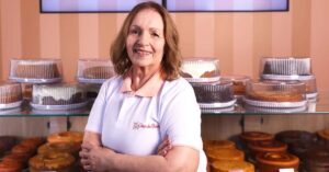 A empresária Sônia Ramos, a vó Sônia, fundadora da Casa de Bolos, empresa de bolos caseiros, posa para foto em sua empresa.