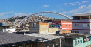 Vista da Favela da Maré, no Rio de Janeiro, uma das comunidades beneficiadas pelo programa CEP para favelas.