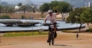 ciclista da COP30 pedala sorridente rumo a Belém para promover educação climática